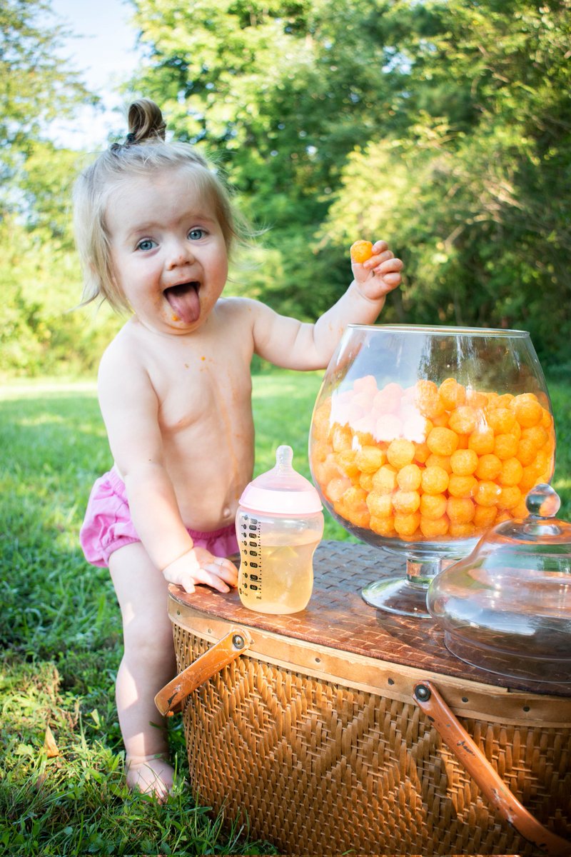 eclaired13's tweet photo. For the love of cheese balls 🧡 
If @UtzSnacks ever needs a product model - I've got your girl 
#LorelaiAdler @pummizzle29
https://t.co/66AHYMxrGx https://t.co/1JCdlSRsJg