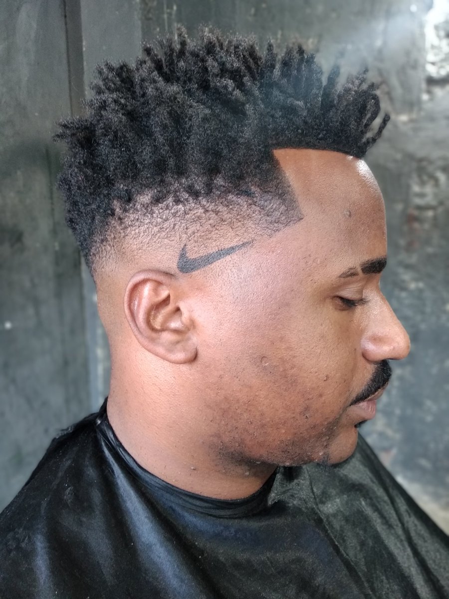 tiago_beni's tweet photo. Low fade no penteado nudred com desenho pigmentado da Nike. @Nike 
@djbladeoficial https://t.co/28wcjrt7kf