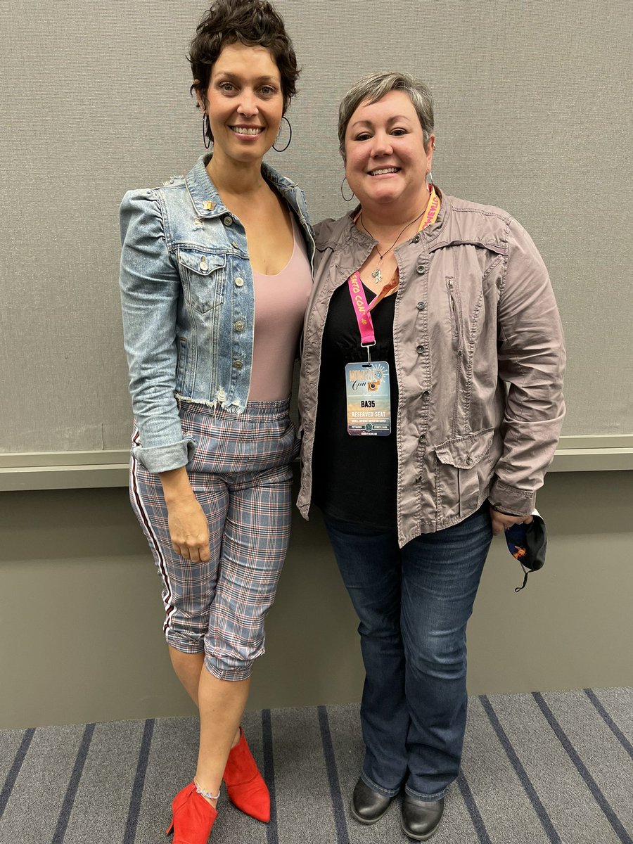 libralady40's tweet image. Thanks @AlainaHuffman for the nice meet and greet this evening!  It was lovely to meet you!!!  #MomentoCon