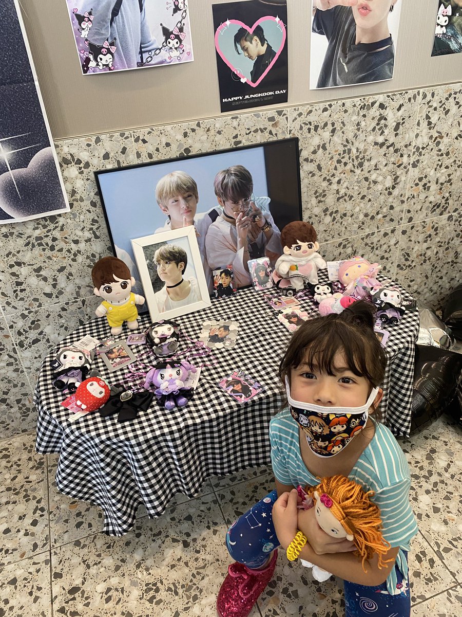 AlsoHannahHa's tweet photo. The silver lining to having to evacuate from the hurricane is that we were able to attend some of the Jungkook cupsleeve events here in Houston this weekend! @cafexhou @SNAP2Official @popfancypops @BTS_twt https://t.co/5tTh4KESqa