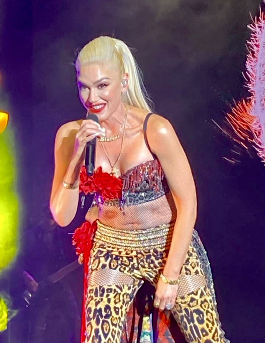 mishaleela's tweet photo. Live Performance with Chris Young &amp; the finale concert with Gwen Stefani made my evening #GwenStefaniLive #MyGirlCrush #FanFest  #PartyJam #ChrisYoung #SolheimCupWatchParty #Livestream #FunTimes #Downtown #WithMy👯‍♀️ https://t.co/3eISh2ypzI