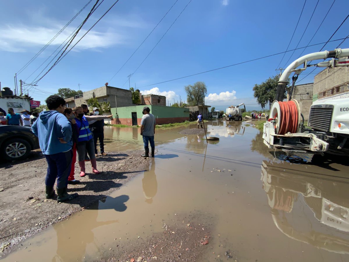 Efraunomasuno's tweet photo. Secretario del Aytto. #Chalco, #Edomex,  Cesar Vallejo,  supervisa desazolve y limpieza q realiza #ODAPASChalco y #ProtecciónCivil, en calles de colonia #JardinesDeChalco @unomasunomx @MGChalco @GobiernoChalco @vozdeoriente  @Rodolfodorantes @Edomex @alfredodelmazo @CaemEdomex https://t.co/gbRyYX49Z3