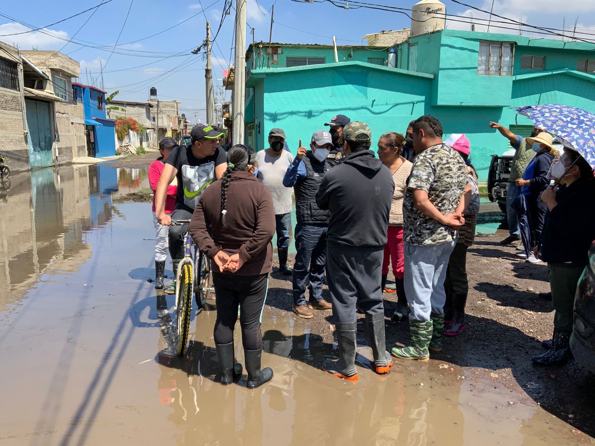 Efraunomasuno's tweet photo. Secretario del Aytto. #Chalco, #Edomex,  Cesar Vallejo,  supervisa desazolve y limpieza q realiza #ODAPASChalco y #ProtecciónCivil, en calles de colonia #JardinesDeChalco @unomasunomx @MGChalco @GobiernoChalco @vozdeoriente  @Rodolfodorantes @Edomex @alfredodelmazo @CaemEdomex https://t.co/gbRyYX49Z3