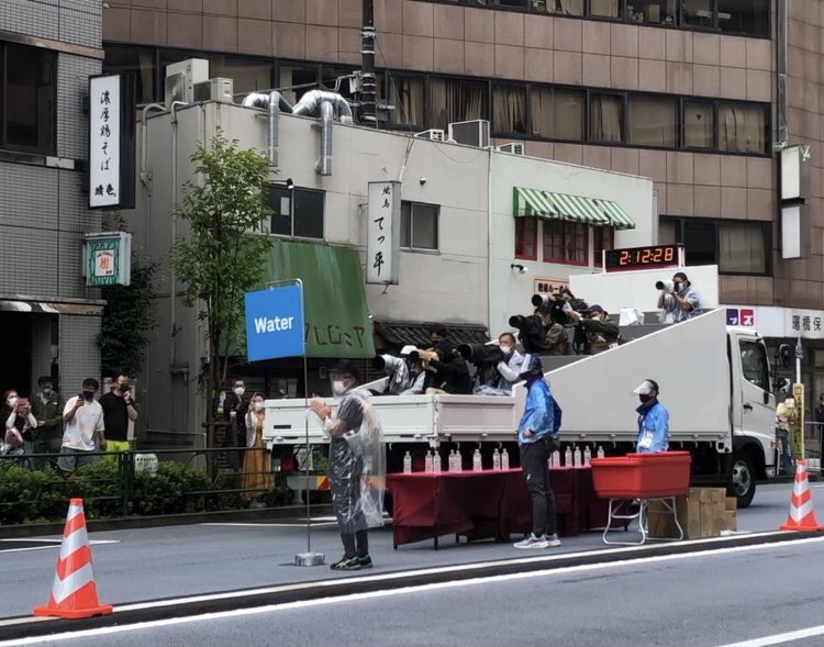mamamarketer27's tweet photo. 女子マラソン道下選手の走りっぷりを間近で見て元気をもらった一方、男子と女子とで報道、対応の差がありすぎて悶々とするパラリンピック最終日。
男子:タイム測定カー(大型トラック)に報道陣がカメラ抱えて乗り込む
女子:タイム測定カーなし、バイク2台のみ https://t.co/VWfWz59TqI