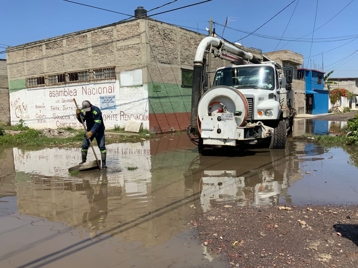 Efraunomasuno's tweet photo. Secretario del Aytto. #Chalco, #Edomex,  Cesar Vallejo,  supervisa desazolve y limpieza q realiza #ODAPASChalco y #ProtecciónCivil, en calles de colonia #JardinesDeChalco @unomasunomx @MGChalco @GobiernoChalco @vozdeoriente  @Rodolfodorantes @Edomex @alfredodelmazo @CaemEdomex https://t.co/gbRyYX49Z3