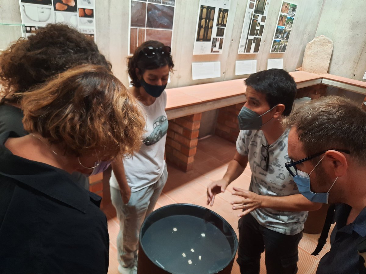 sherreracat's tweet photo. @xavibermudez @NicoFul Ha estat un dia genial en tots els aspectes!. Hem anat del neolític als romans passant per una trattoria. I uns guies que són per menjar-se'ls!😍. #repetirem #síésunaamenaça https://t.co/aOkGfDdGZm