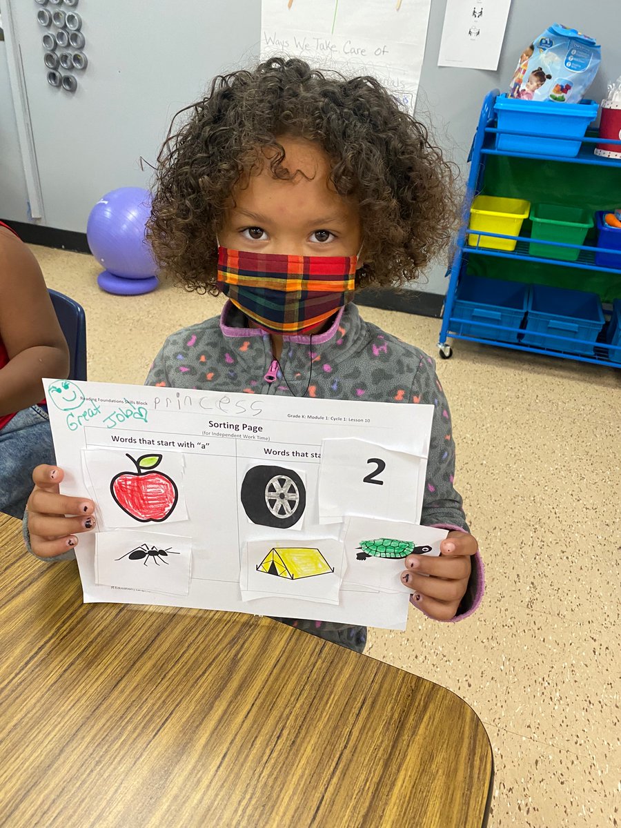 loveinspiream's tweet photo. These are some of the moments and faces helping me find my “kinder legs”. Already writing words from our walls, connecting lessons(the As are holding hands, taking care of each other;), singing, and sorting. Ask them what ATTRIBUTES describe them. #SmartCubs https://t.co/ffN5zdrNOo