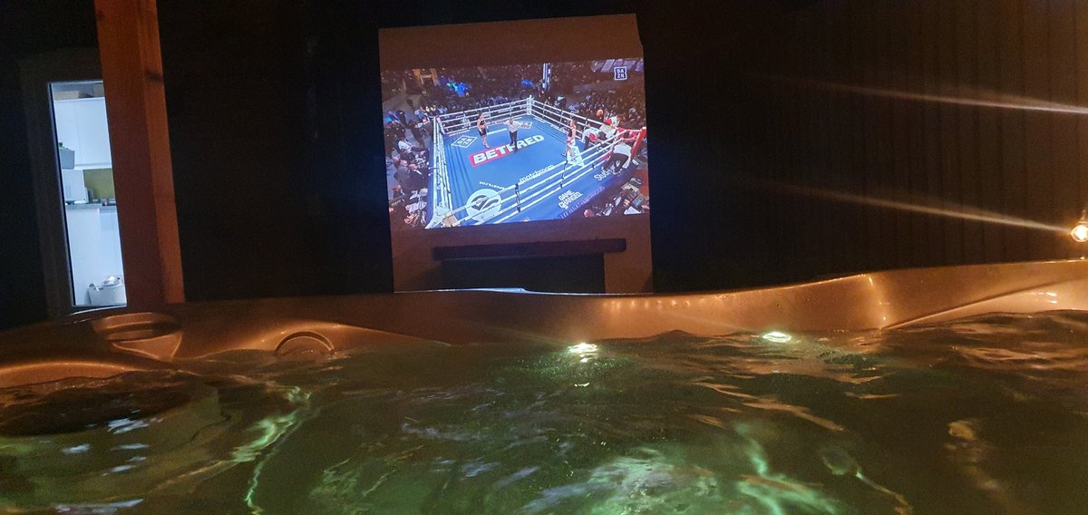 brattsy's tweet photo. Hot tub & boxing @SlimBratts #qualitysaturdaynight https://t.co/Cnt4PzEMwU