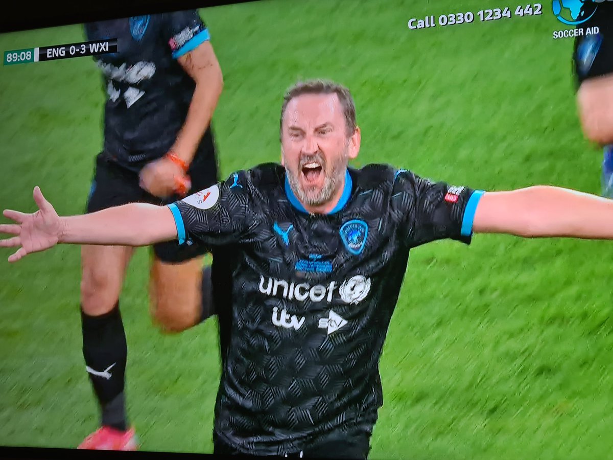 DPatz13's tweet photo. Lee Mack has saved 2021!

#SoccerAid https://t.co/0YQRyEomTa