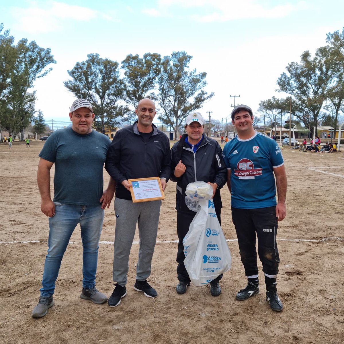 ¡Felicitaciones querido amigo Pipo Acotto, 30 años trabajando con tu enorme pasión para la escuelita de fútbol de Monte Grande! ❤ ⚽ 
Un trabajo único y un esfuerzo inigualables llevado a cabo todos estos años, haciendo feliz a muchos chicos del barrio.