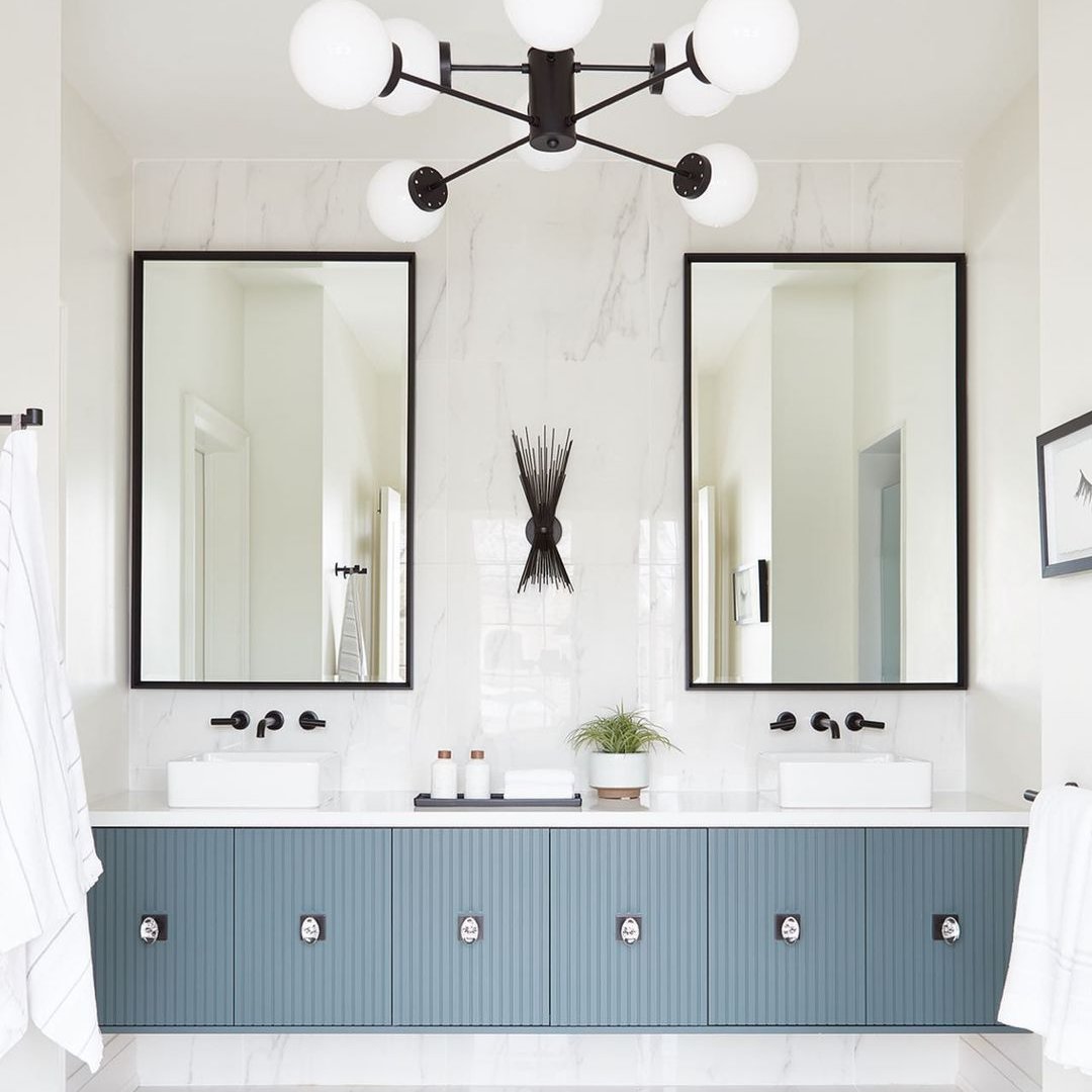 EdSellsThe6ix's tweet photo. This #doublevanity is perfect for a couple or #family that is always on the go. The #blackaccents against the white walls & counters makes the space look very #sophisticated while the #popofblue adds a unique look. What do you think of this #bathroomdesign? #interiordesignideas https://t.co/0R0ni46tsz