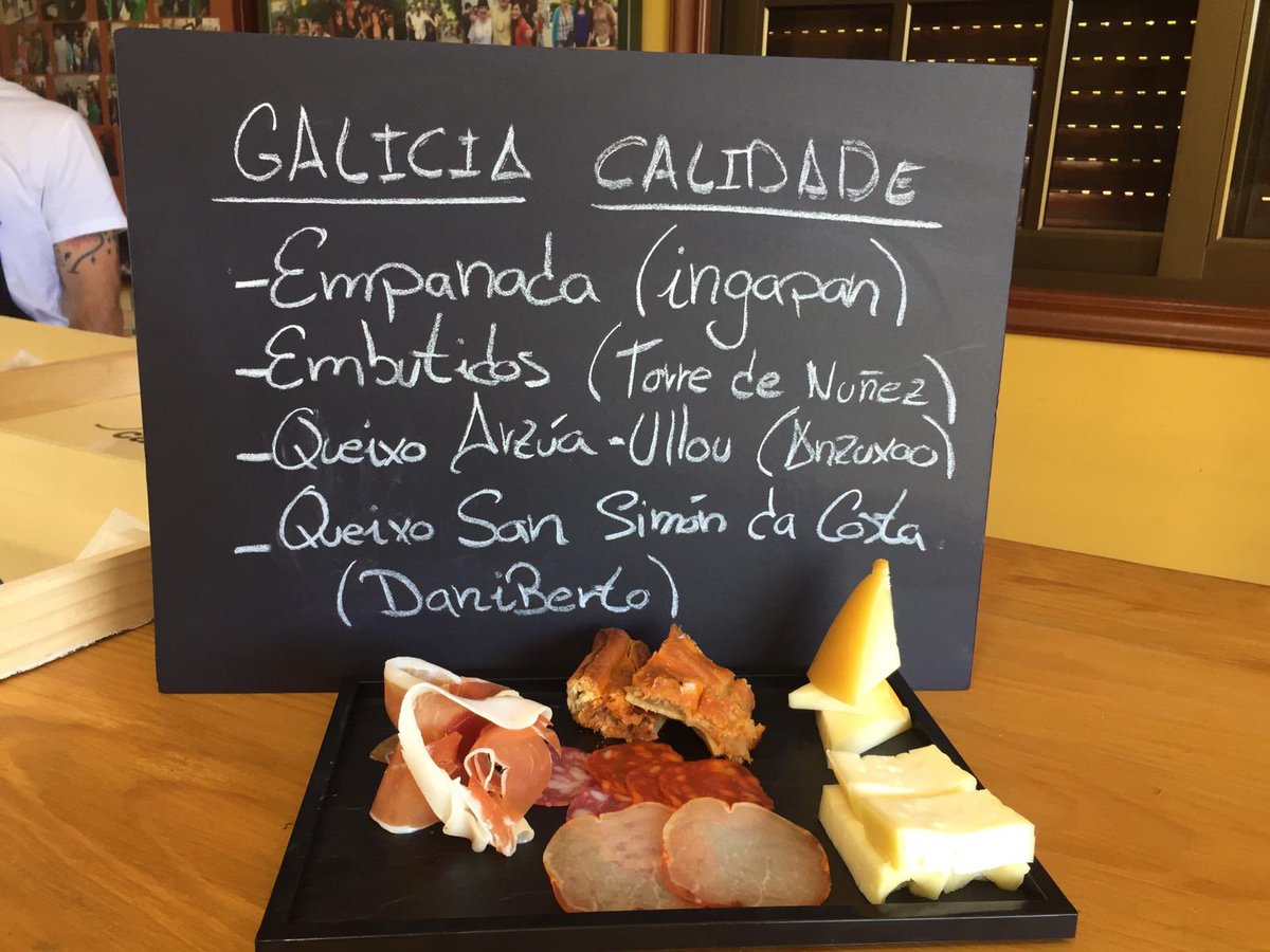 GaliciaCalidade's tweet photo. Como cada ano, os convidados do @festivaldecans puideron gozar dunha comida elaborada por @FranKikePineiro con produtos #GaliciaCalidade Grazas ás empresas colaboradoras #ingapan, @torredenunez, @PazoAnzuxao , @DanibertoQuesos, @GrupoCoren , @DeMerluza, @GranxaOCancelo https://t.co/hOwcAZo9tc