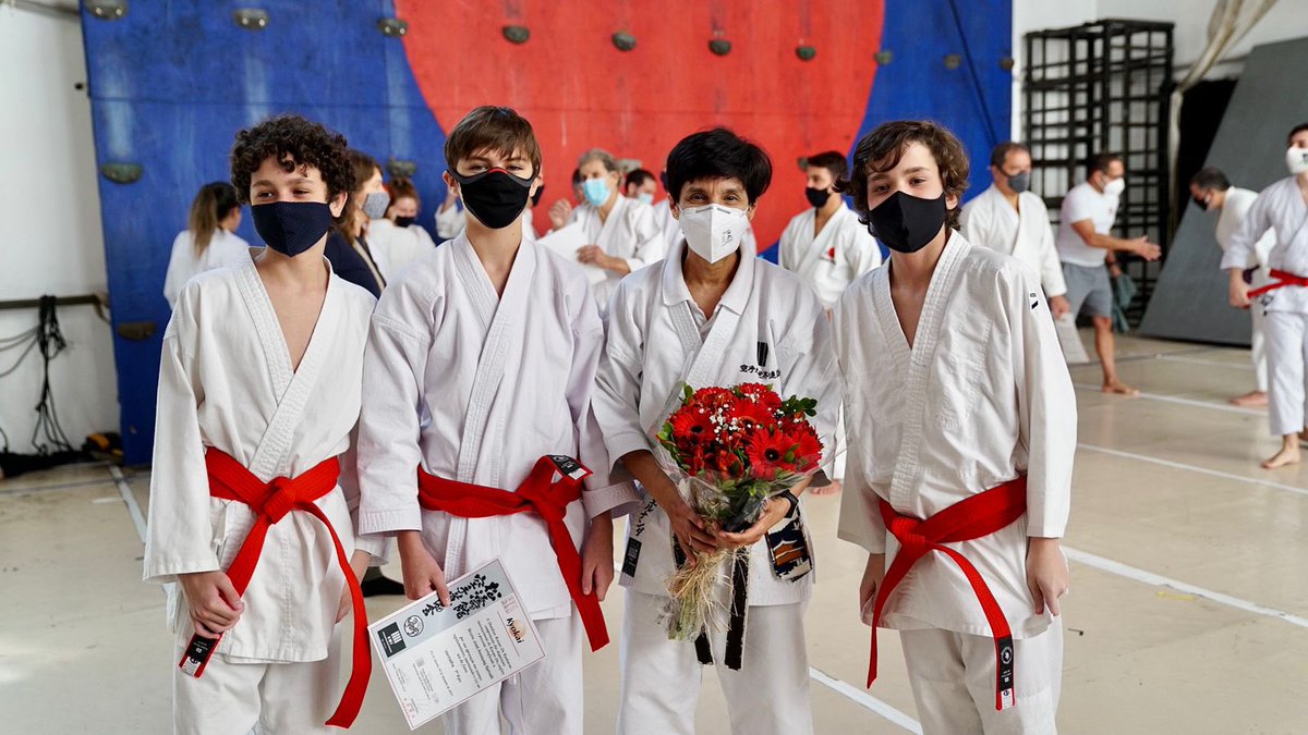 FPessoav's tweet photo. Guilherme, Bruno e Victor logo após o exame de faixa, ministrado por Felipe Martins Sensei e uma bancada espetacular composta por Zé Carlos Shotokan Sensei, Jorge Jumbo Martins Senpai e Gerez F Martins Senpai.  #kwf #kyokai #cmdc #deboracolker #kwfbrasil🇧🇷 Foto: Pedro Fulgencio. https://t.co/N5Jcbp1A84