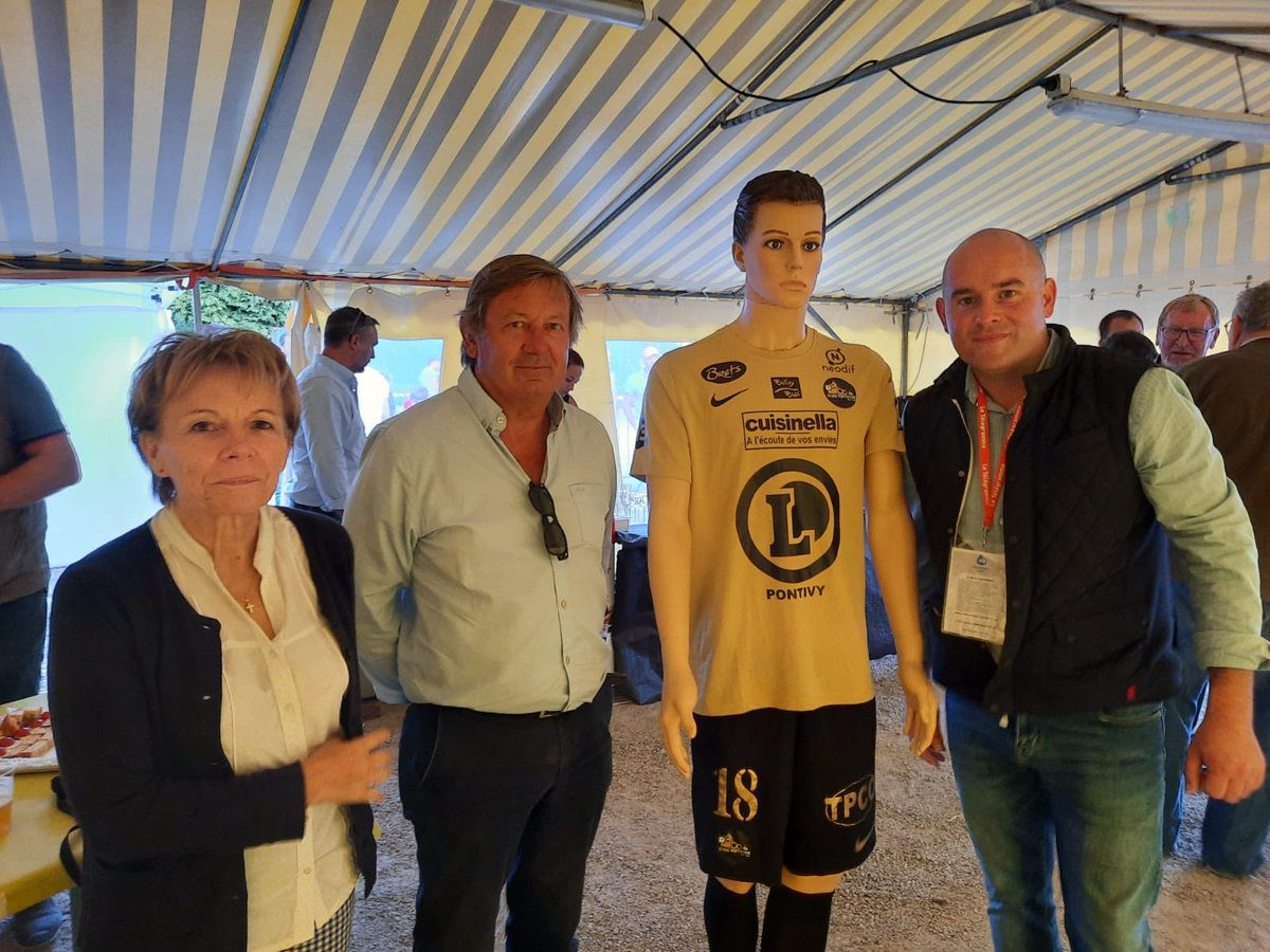 JARNIGONM's tweet photo. #football @StadePontivyen @BenoitJacq @gyguillot @JestinHerve @VillePontivy @juliemingam @TelegrammePondi @Pontivy_Journal Centenaire et 1er Match au fbg de Verdun: Christine Le Strat maire est venue apporter son soutien au président Le Plenier et son équipe!Pontivy aime le foot! https://t.co/RpSnldX8DS
