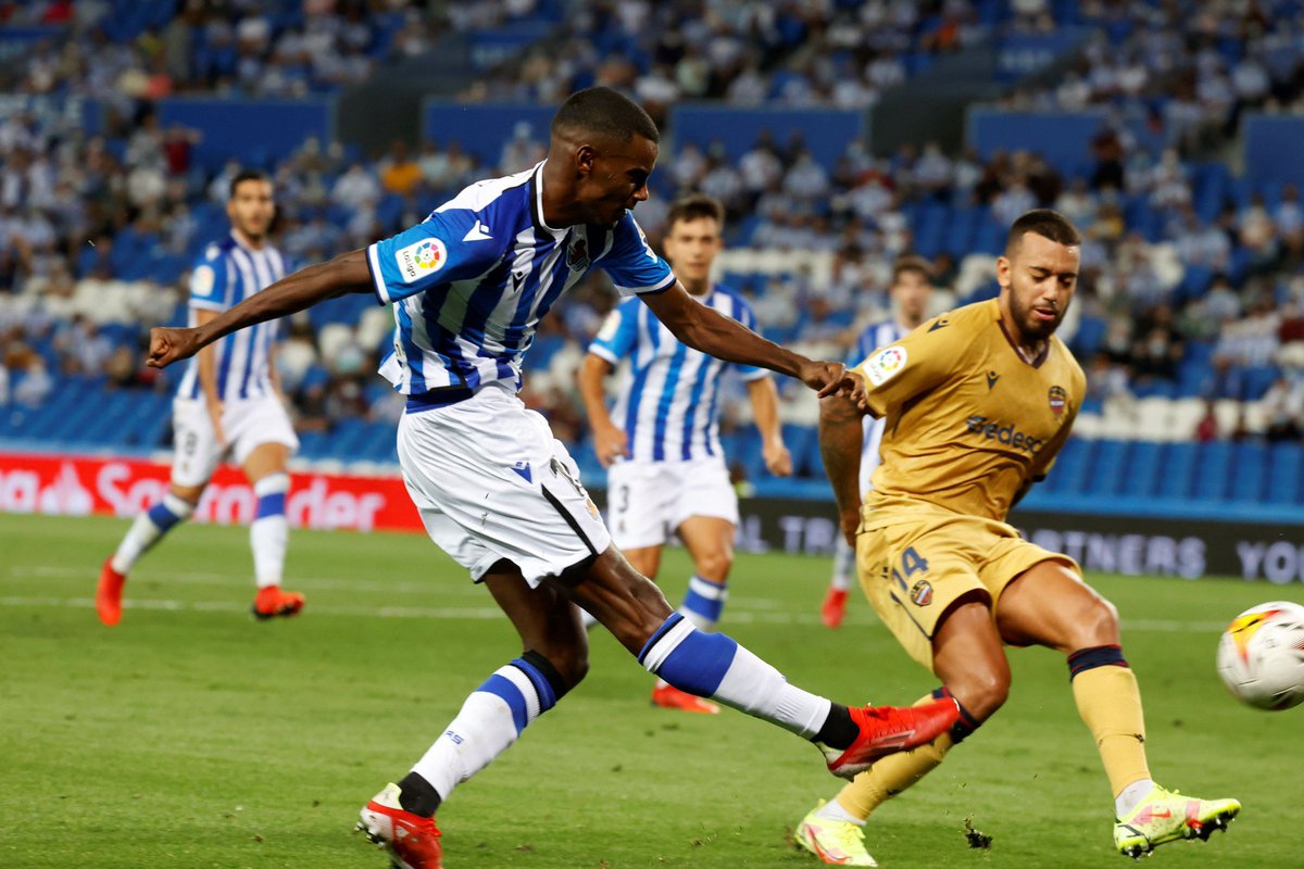 AlexanderIsak19's tweet photo. Arsenal quer contratar Alexander Isak para a Real Sociedad.

Isak poderia ir para o Arsenal como um substituto para Lacazette ou Aubameyang. https://t.co/bv78ccVfnh