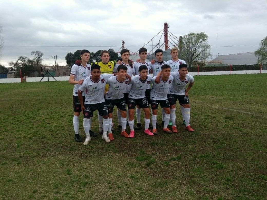 NotiDouglas's tweet photo. LIGA LOCAL: Douglas igualó 2 a 2 frente a Juventud Obrera de Manuel Ocampo,los goles los hicieron Cubilla y Ramírez para el fogonero, Gutiérrez y Quartero los goles para la visita https://t.co/zzX75T2CkV
