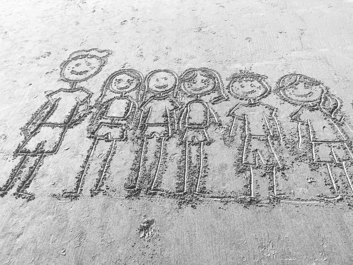 GigglesNScreams's tweet photo. Beach artwork by Lucy. My 6 kids. #CampMinihane #ExtraKid #StillSummer https://t.co/aLeKepWPVo