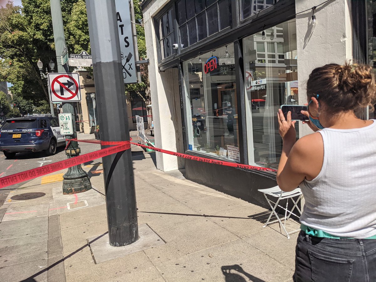 Mehlennial's tweet photo. Looks like someone shot into or out of the Everybody Eats building. #pdx #portland #shooting https://t.co/nOjrI6WssO