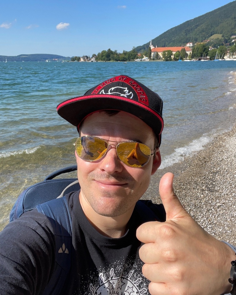 EvryGama's tweet photo. A gamer sometimes needs some fresh air too! 👍😎👍
#tegernsee #gamerlife #gamer #bowser #enjoythesun #crystalwater #sunnyday #lago #lake #smiling #smile #freshair #bowserhat #underthesunshine #sunlovers #wanttoswim #tocoldtoswim #enjoyingsummer #sole #youtubestreamer #sunshine… https://t.co/kNMOlOpqc8