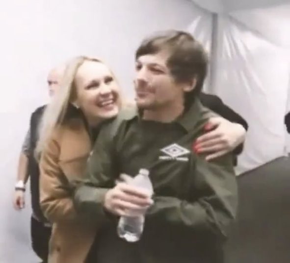 haIIeysatellite's tweet photo. helene a usted no la conozco pero yo ya le hice un pedestal, gracias por apoyar y alentar a louis https://t.co/VccljxeA9k