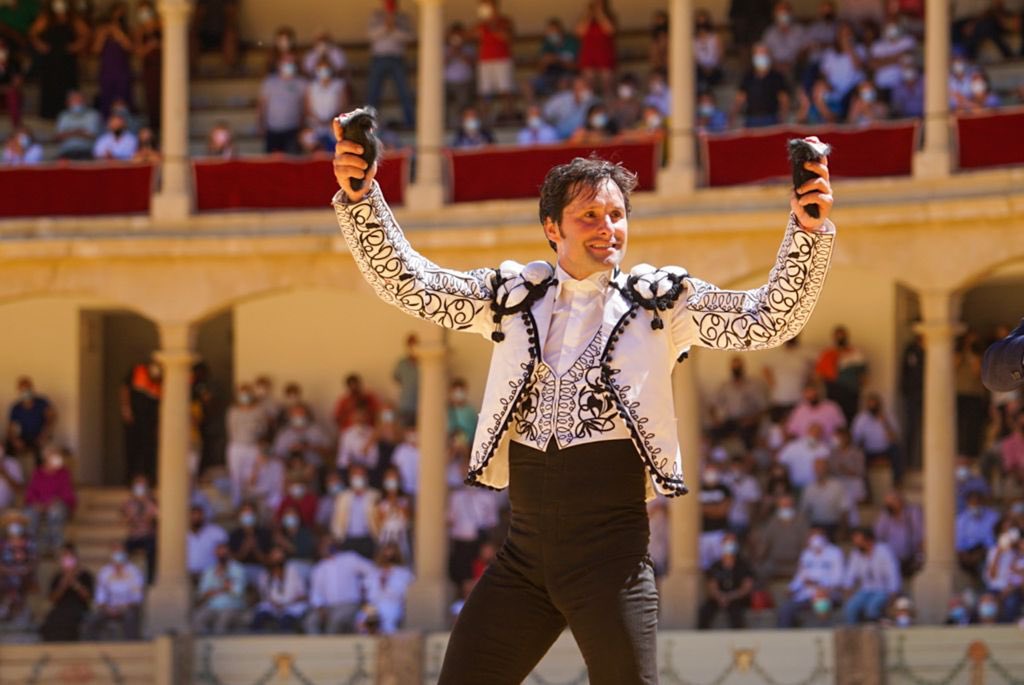 AndresRomeroWeb's tweet photo. ✍🏽 LA CRÓNICA || “Y si pasara?”

@Romero1Andres corta tres orejas en #Ronda y se erige en triunfador de la goyesca de rejones

🌐 https://t.co/MPrdcIK0ff

📸 Doble N Comunicación 

#siempreRomero https://t.co/F1Rvz6yddp
