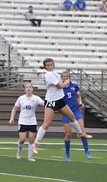 volleykmk's tweet photo. Taylor doing her soccer thing!! 💜🤍⚽️❤️#24 #controlthemiddle @_taylorkelley_ https://t.co/FxlPByM45n