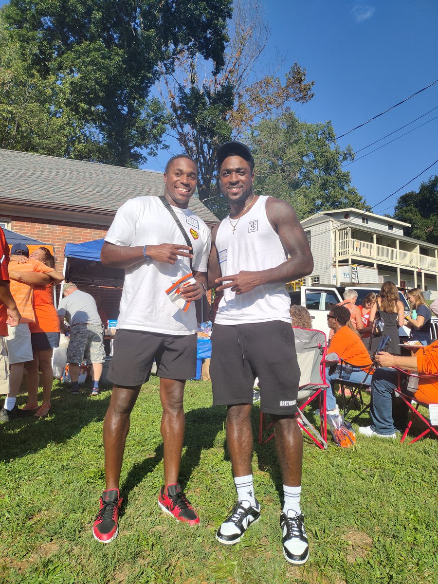 WasteWar6's tweet photo. Look who I ran into. @TDN_Perk @JoeBee_2 #GoHoos #FamilyFirstLastAlways https://t.co/AtyUAPPlCt