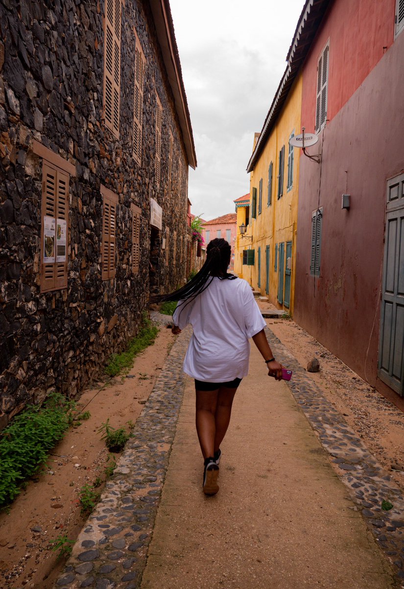 noemierups's tweet photo. ÎleDeGorée Lieu chargé de sens où l’histoire est enfin associée aux images
Images lourdes de sens et d’émotions 
Images choquantes et révoltantes 
Un mélange de sensations et d’émotions te traversent
Entre le dégoût, la rage, la colère, la tristesse tu ne sais plus quoi ressentir https://t.co/wx28RpO1vC