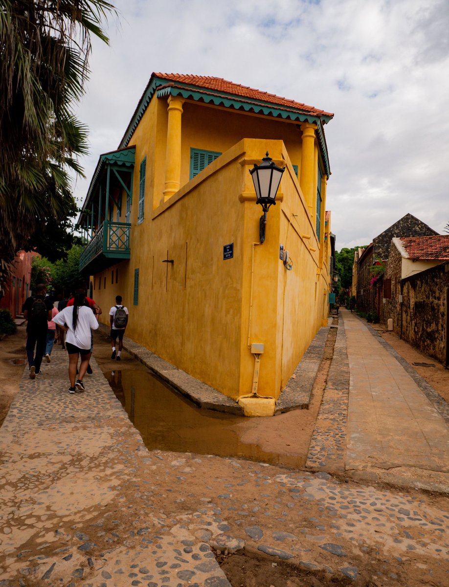 noemierups's tweet photo. ÎleDeGorée Lieu chargé de sens où l’histoire est enfin associée aux images
Images lourdes de sens et d’émotions 
Images choquantes et révoltantes 
Un mélange de sensations et d’émotions te traversent
Entre le dégoût, la rage, la colère, la tristesse tu ne sais plus quoi ressentir https://t.co/wx28RpO1vC