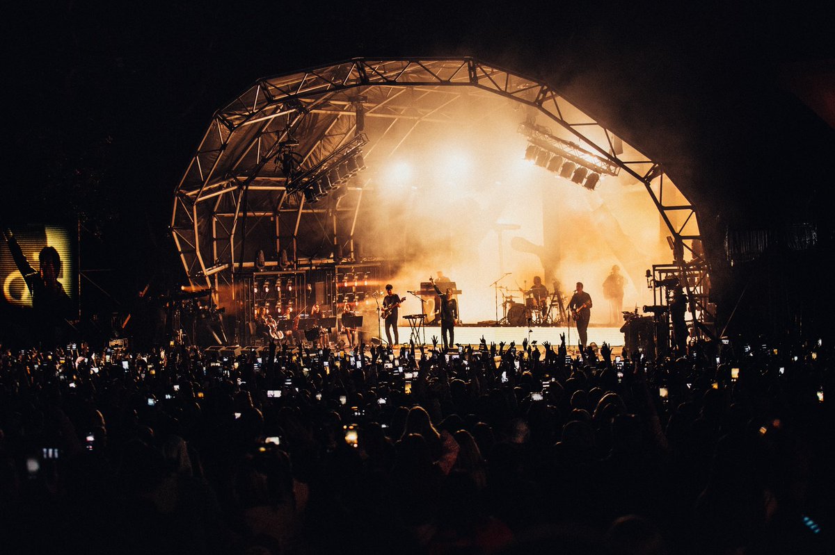 CbOrangehair's tweet photo. Amé verlo tan feliz y seguro en el escenario, su voz es preciosa estoy tan orgullosa de él y de todo lo que ha logrado, estoy agradecida de poder compartir esto con él.
#AwayFromHomeFestival https://t.co/1pqBgX2cxE
