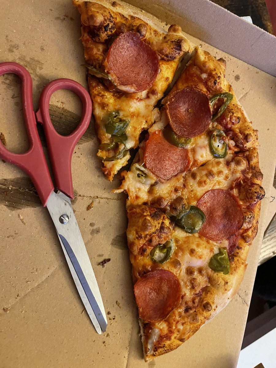 Virginiapanther's tweet photo. @telepizza_es Publicidad totalmente engañosa. Dejad de mentir. Acabo de pedir la oferta y no son medianas. Son pizzas muchísimos más pequeñas. Si queréis publicitarlo cambiar lo de “medianas”.😠 https://t.co/zd7fH3mPxg