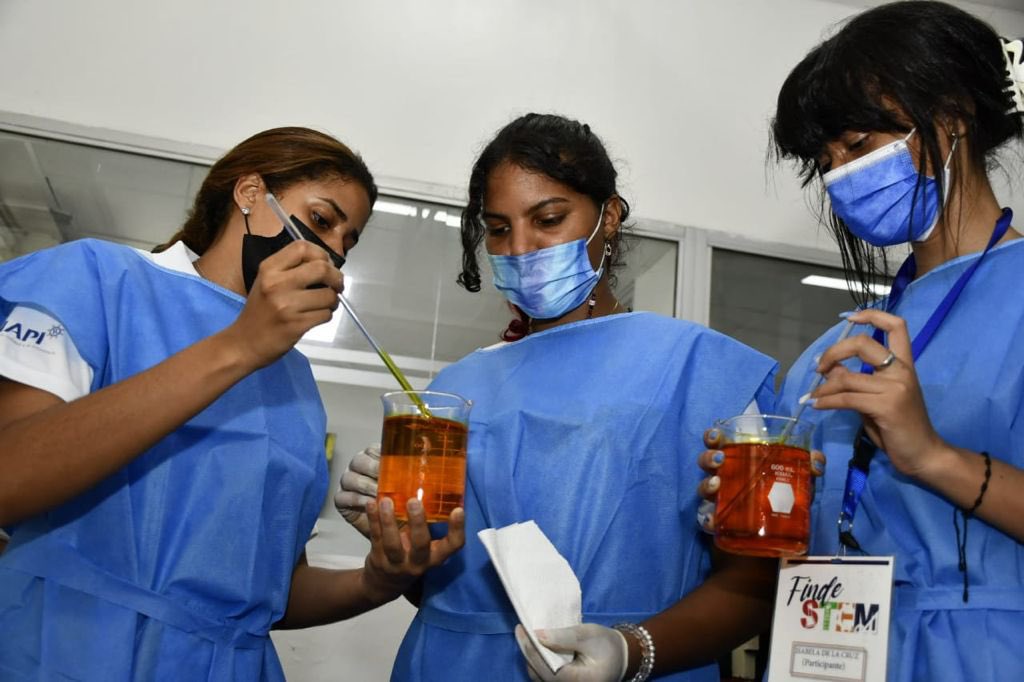 OnapiRD's tweet photo. En el tercer día del Finde STEM, los jóvenes tuvieron la oportunidad de realizar prácticas en el laboratorio de química de   la  Universidad Autónoma de Santo Domingo (UASD) y además conocer sus ofertas académicas. 

#FindeStem
#ONAPI
#EstamosCumpliendo https://t.co/fLxBPxV06l
