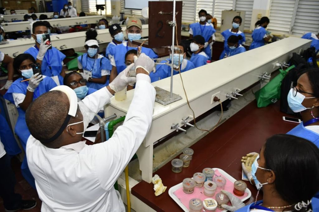 OnapiRD's tweet photo. En el tercer día del Finde STEM, los jóvenes tuvieron la oportunidad de realizar prácticas en el laboratorio de química de   la  Universidad Autónoma de Santo Domingo (UASD) y además conocer sus ofertas académicas. 

#FindeStem
#ONAPI
#EstamosCumpliendo https://t.co/fLxBPxV06l