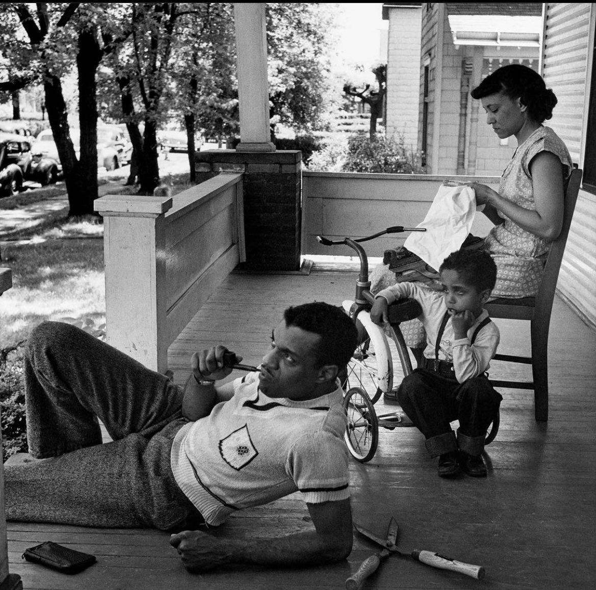 TheNapMinistry's tweet photo. Leisure is a form of rest. You can just be. Settle in. Porch sitting is liberating. 
Untitled, Columbus, Ohio, 1950. 
Photo by the genius: Gordon Parks https://t.co/9v6bdmSeBh