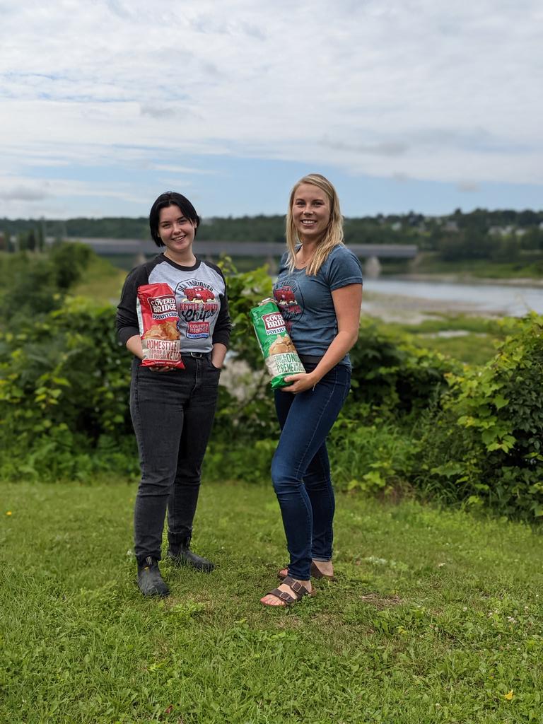 CBchips's tweet photo. Why do chips taste so good every night of the week? 🤔 😋
#yum #snacks #friends #views #chips #kettlecooked #smiles #stjohnriver #flavours #coveredbridgechips https://t.co/7NSBo7Hr2O