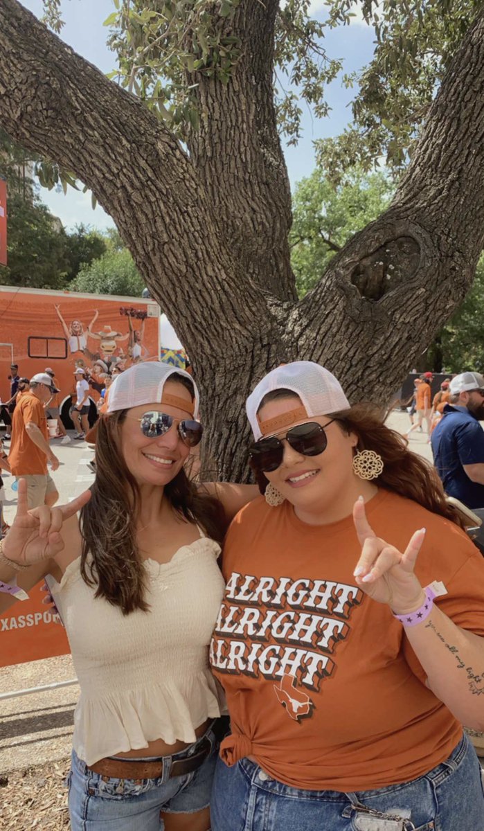 LeeannsLatest's tweet photo. First home game baby!🤘🏼🔥🧡🤍🏈 
Hook Em’ Hornes #SisterSister #Longhorns https://t.co/csZ2EswS5y