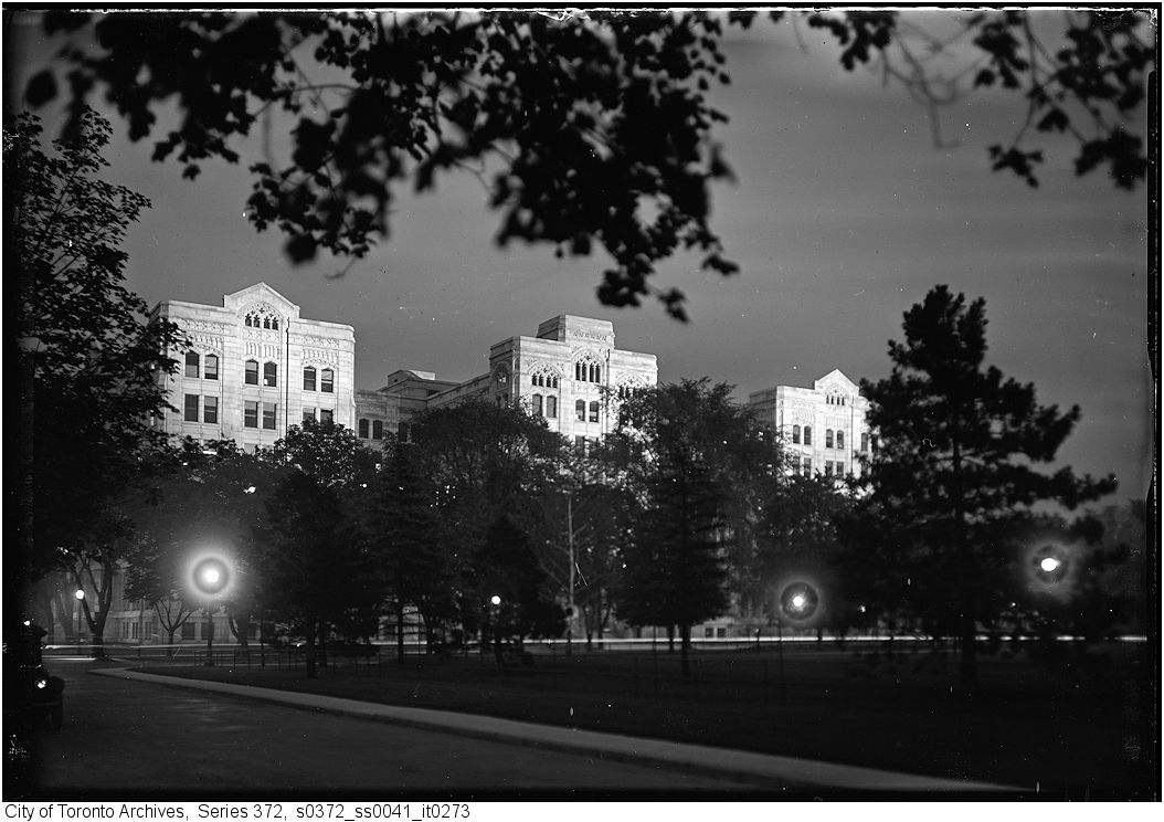 TorontoPast's tweet photo. Toronto at Night 1929: Now this could be a challenge. Can you first guess which building this is ? (Toronto Archives) Hint: It's actually missing a crucial piece ! .
.
.
.
#toronto #torontopast #torontohistory #torontoatnight #torontonightphoto https://t.co/smGtUGdMLp