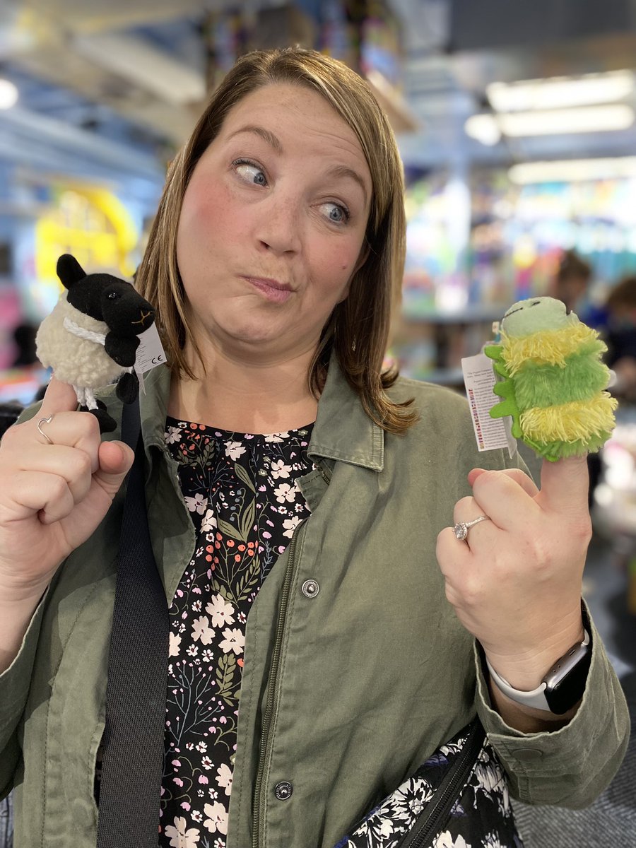 PalmerRayna's tweet photo. When you find finger puppets, one must play. #schoolsecretarylife. https://t.co/9tK6kwgw9E