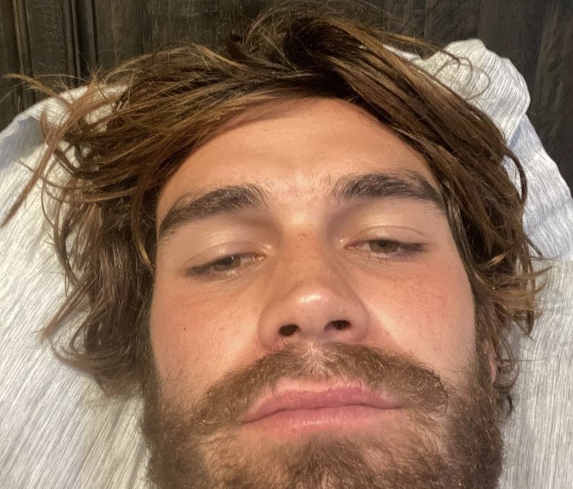 Арчи эндрюс. Кей джей апа актер. Арчи эндрюс телосложение. Archie andrews. Кей джей апа фотосессии.