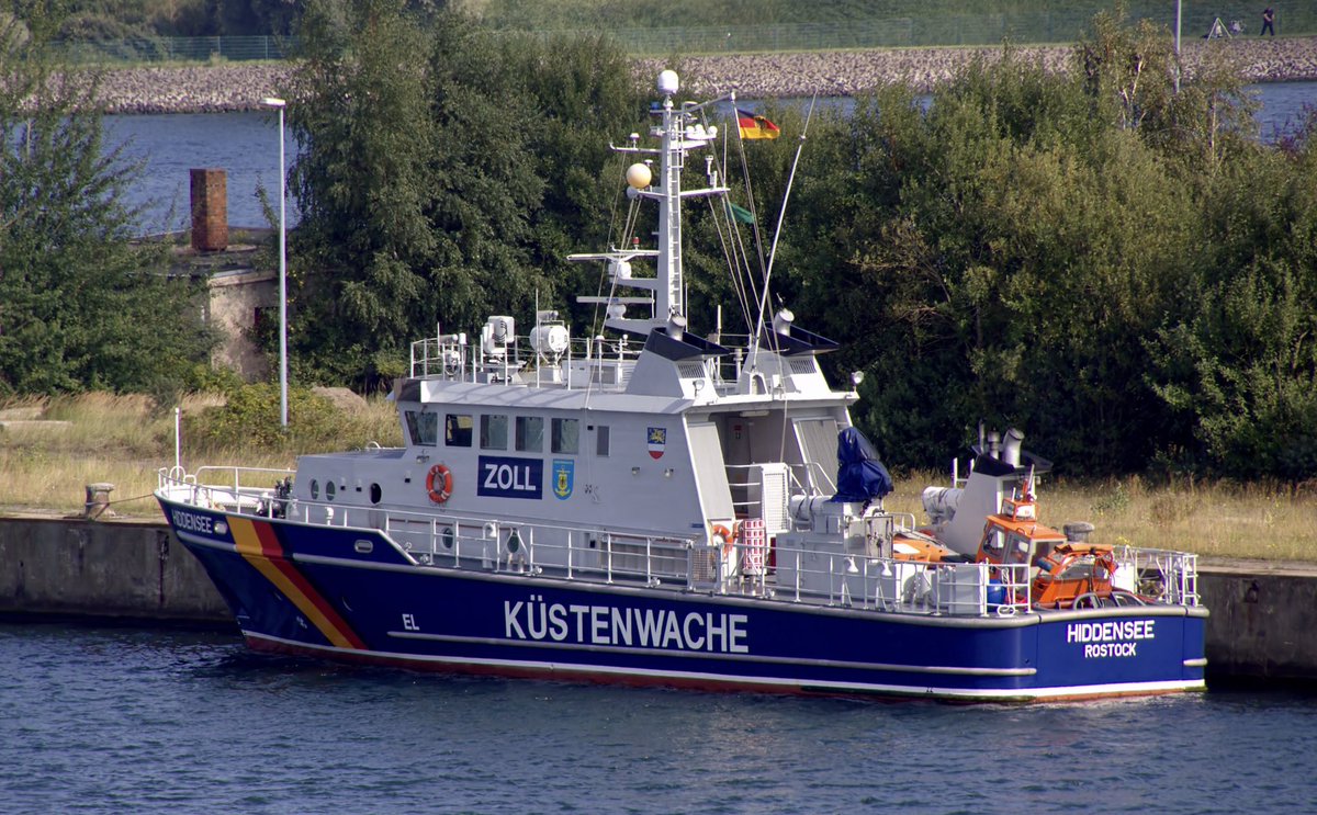 RickyGTS's tweet photo. Heutige Aufnahme von gefühlt letzen freien Parkplatz in #Warnemünde 😅 aber auch mal ehrlich, …. ist das nicht das geilste Parkhaus in Deutschland 🙂👍🏻 #Zollboot #Hiddensee #Küstenwache https://t.co/argFmuVYZe