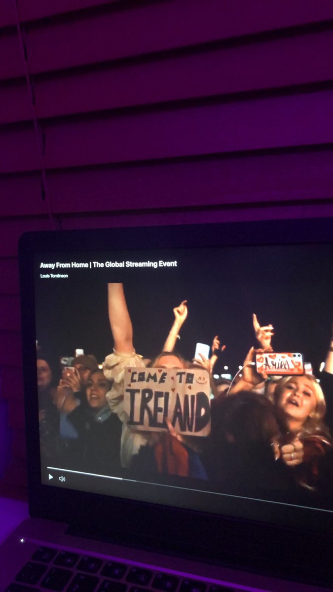 Rebeccam280's tweet photo. What she said !!!🇮🇪🇮🇪☘️@Louis_Tomlinson @LTHQOfficial @AFHFestival #AwayFromHomeFestival #LouisTomlinson https://t.co/twvuUJv6W8
