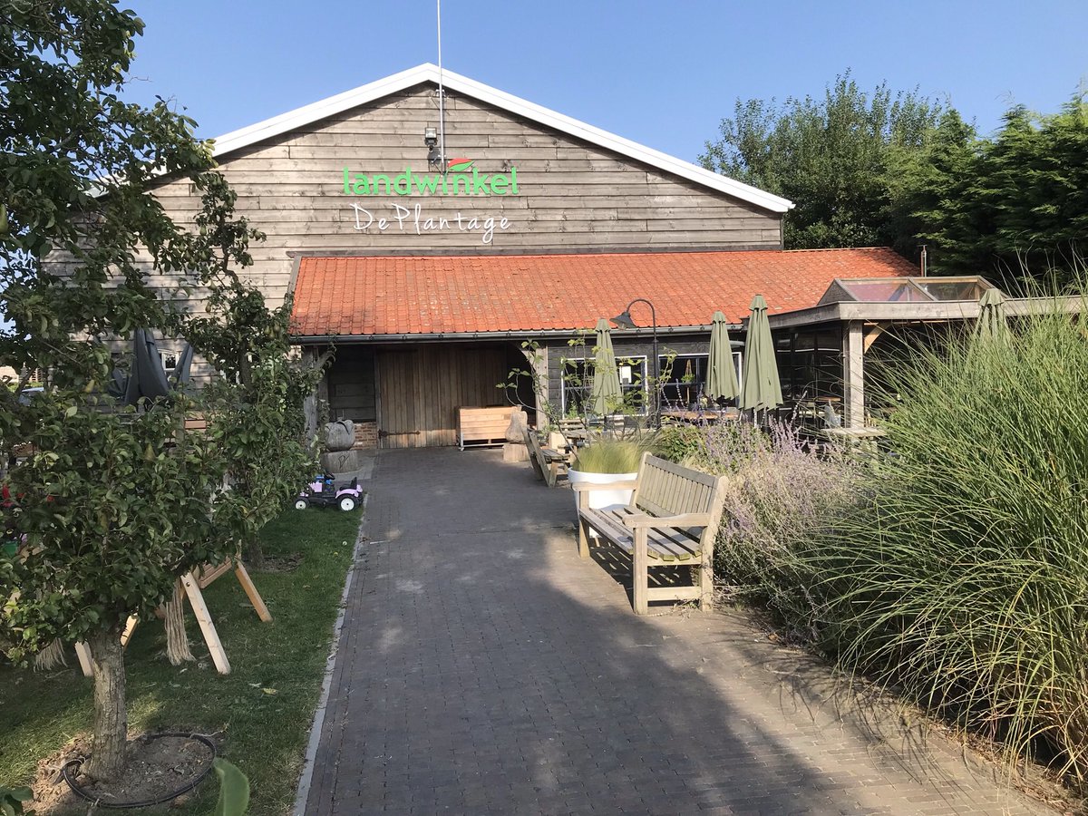 Vandaag in #Kruiningen op een mooie camperplaats bij landwinkel de #Plantage tussen de peren. Vandaar met de fiets naar #Kapelle: bindingsavond brandweer bijgewoond. Goede sfeer, toppers die zich voor de medemens inzetten. Dank!