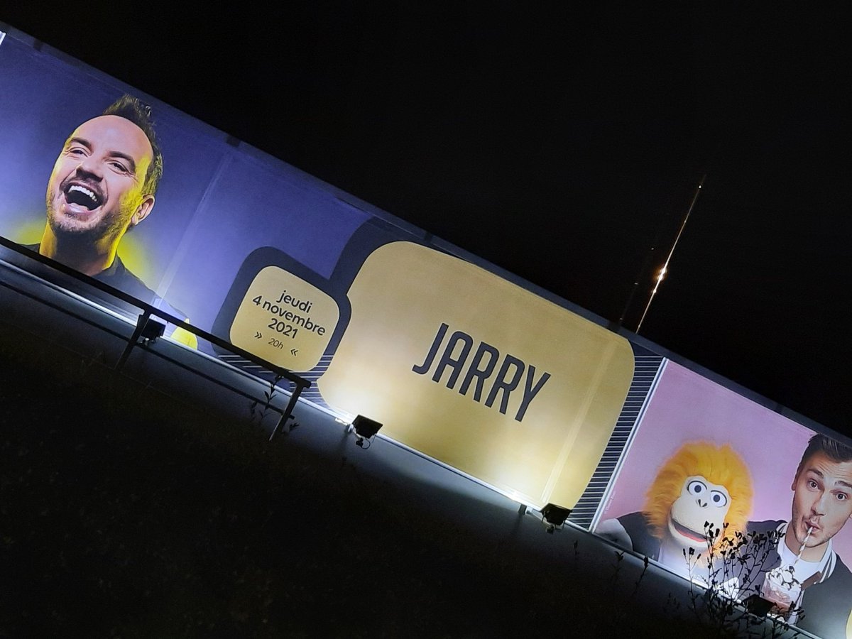Gwendancetaria's tweet photo. Ca fait tellement de bien de revoir toutes ces affiches chez soi...Et @JarryAtypique en plus 🥰 #sceneo #life #live https://t.co/aebEzOo68g