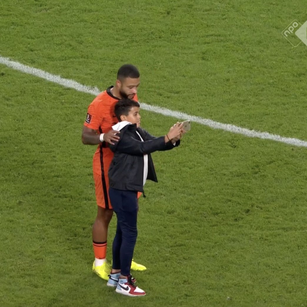 _BeFootball's tweet image. Ce petit a pris sa photo avec Memphis et va pouvoir bientôt flex 😂