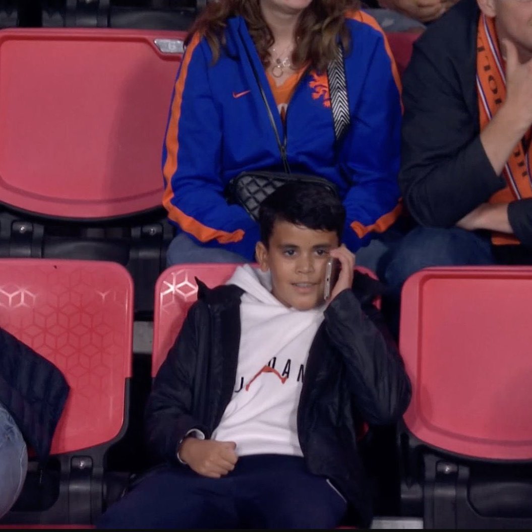 _BeFootball's tweet image. Ce petit a pris sa photo avec Memphis et va pouvoir bientôt flex 😂