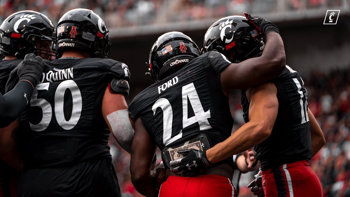 GoBearcatsFB's tweet photo. First half flicks. 📸 #Bearcats https://t.co/6djDECIlBE