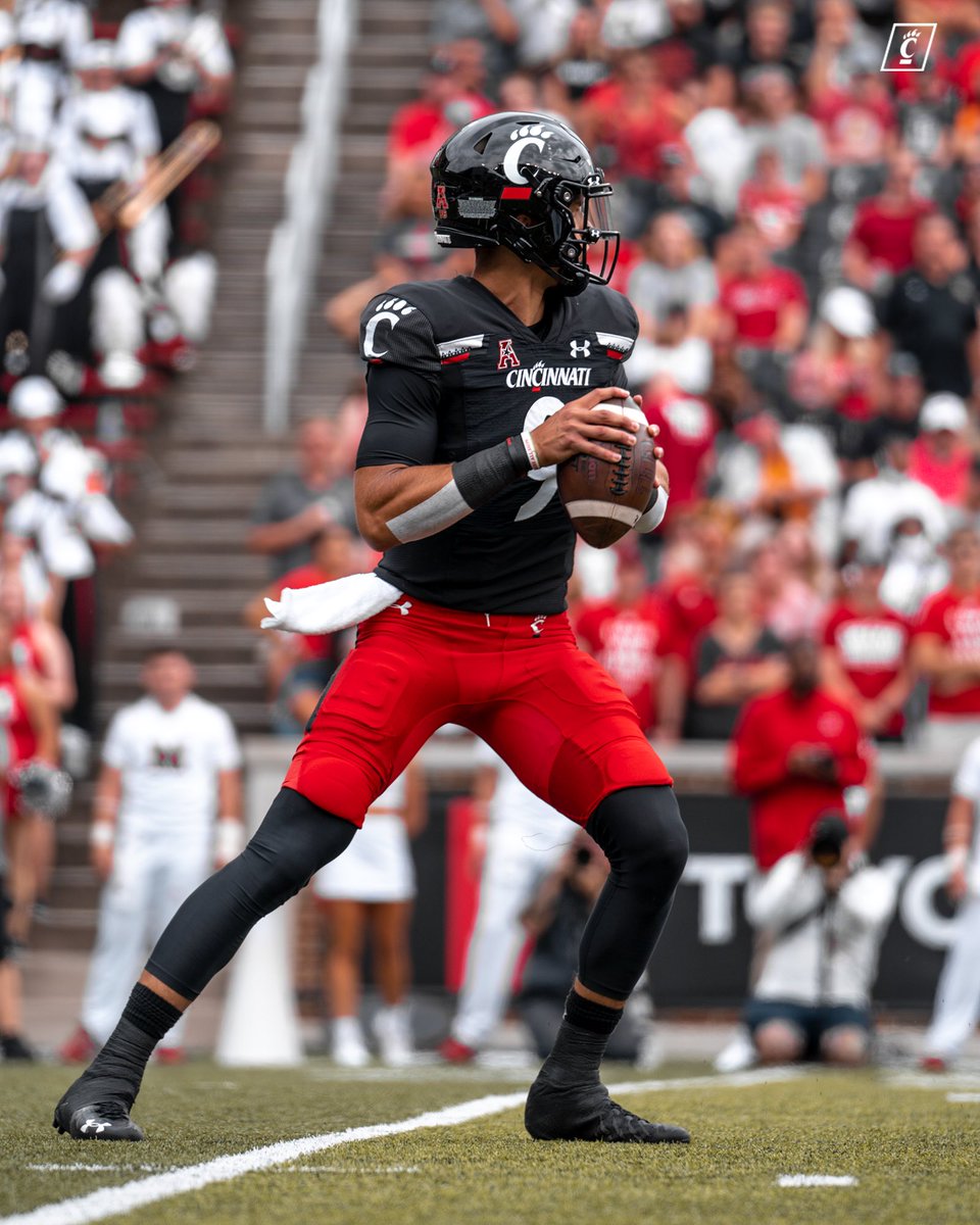 GoBearcatsFB's tweet photo. First half flicks. 📸 #Bearcats https://t.co/6djDECIlBE
