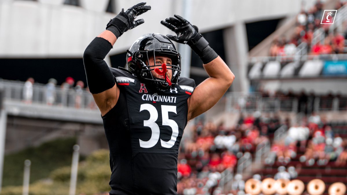 GoBearcatsFB's tweet photo. First half flicks. 📸 #Bearcats https://t.co/6djDECIlBE