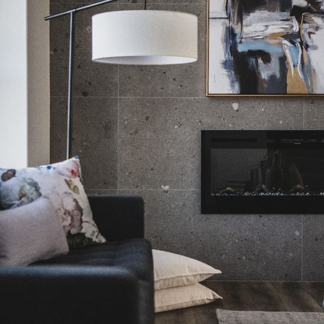 MuttiHomes's tweet photo. Feature walls provide great opportunities to experiment with textures, shapes, colors, and patterns. They offer a quick and easy way to liven up the space and inject just the right amount of interest into a room without overwhelming the space. 
#blatchford https://t.co/KtweJf18vi