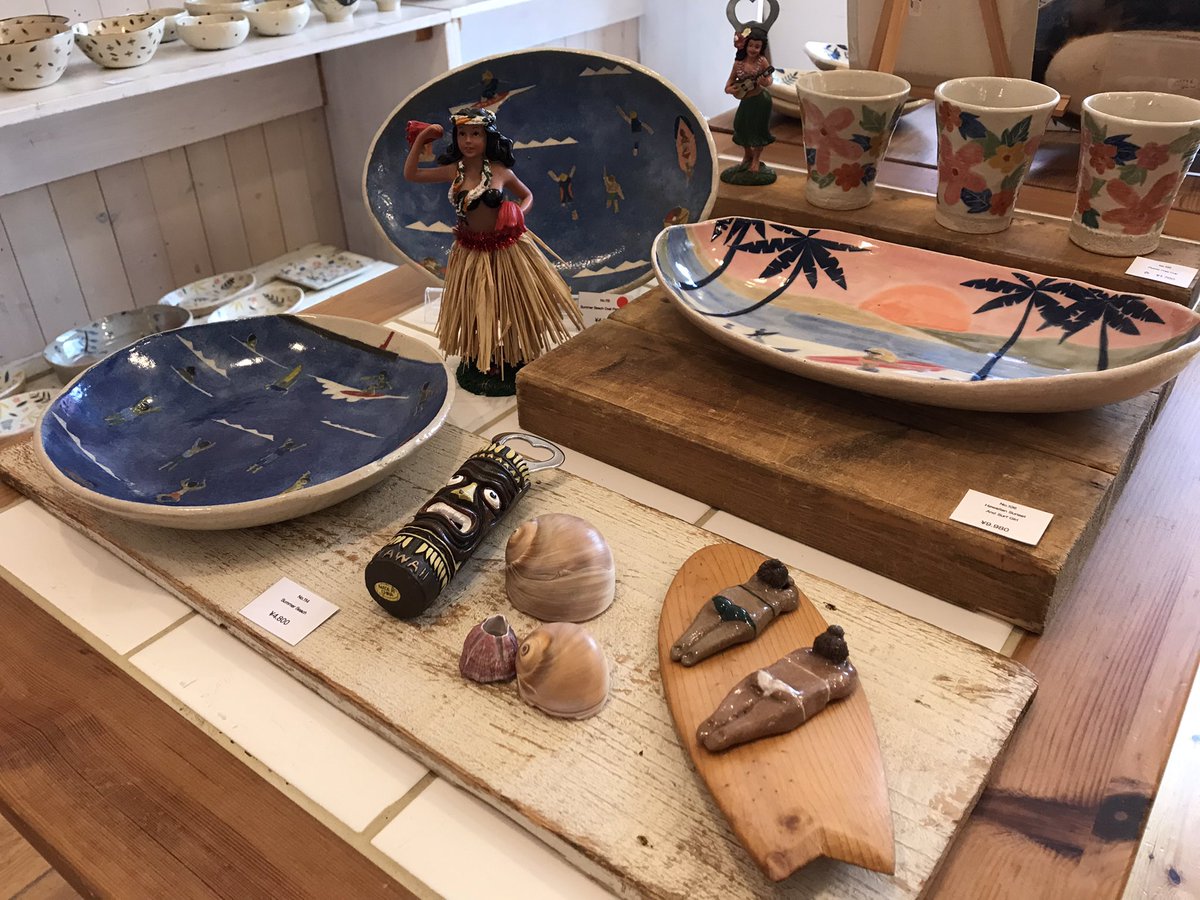 こんにちは
昨日よりマクアリスタ ヨシコさんの初個展
「絵のある器展」開催します。
9月4日(土)〜20日(祝・月)
10:00〜18:00 火曜日定休

緊急事態宣言の最中の開催となってしまいましたが、皆さま無理のないようにご来店ください。

急遽ヨシコさんにギャラリーのウィンドウに絵を描いて頂きました。